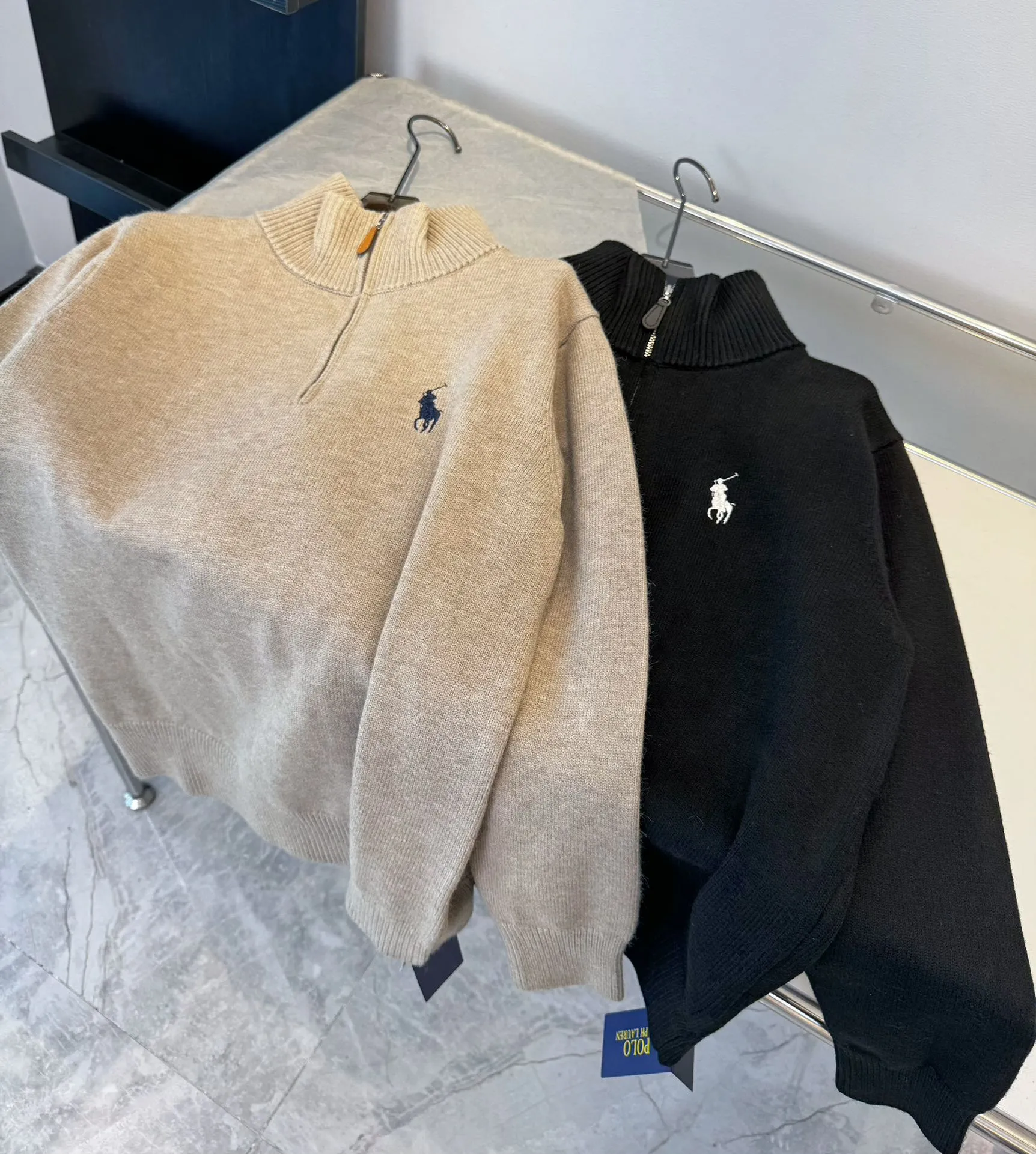 🅿️286 Style number: D169 RALPH LAUREN/Ralph Lauren classic war horse small label embroidered logo Paul polo high collar pullover half-zip knitted sweater, high-density LOGO embroidery on the chest, original customization of tag accessories. Made of pure cotton yarn 🧶 blended with wool, pure cotton is skin-friendly and comfortable, small label war horse embroidered turtleneck sweater 🐎 high quality. Follow the blogger to learn how to wear it! Let’s buy a Ralph Lauren knitted sweater. It’s a super hard-to-find series after it became popular. It’s hard to find one on the official website. It’s simple and practical, with a lazy and loose feel. The thickened fabric has more texture, soft and delicate feel, and a loose fit. Whether worn alone or layered, you can wear different styles of fashion with just one piece!  Color: Black Khaki Size: Picture 9